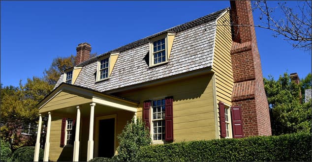 House with gambrel roof architecture